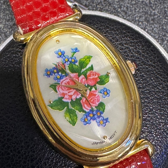 Vintage Flowers on Valentines by Avon Gold Tone Watch with a Rose Bouquet - Picture 9 of 9